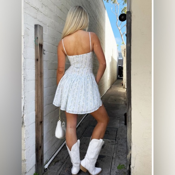 Chic White and Blue Patterned Dress - Picture 3 of 3